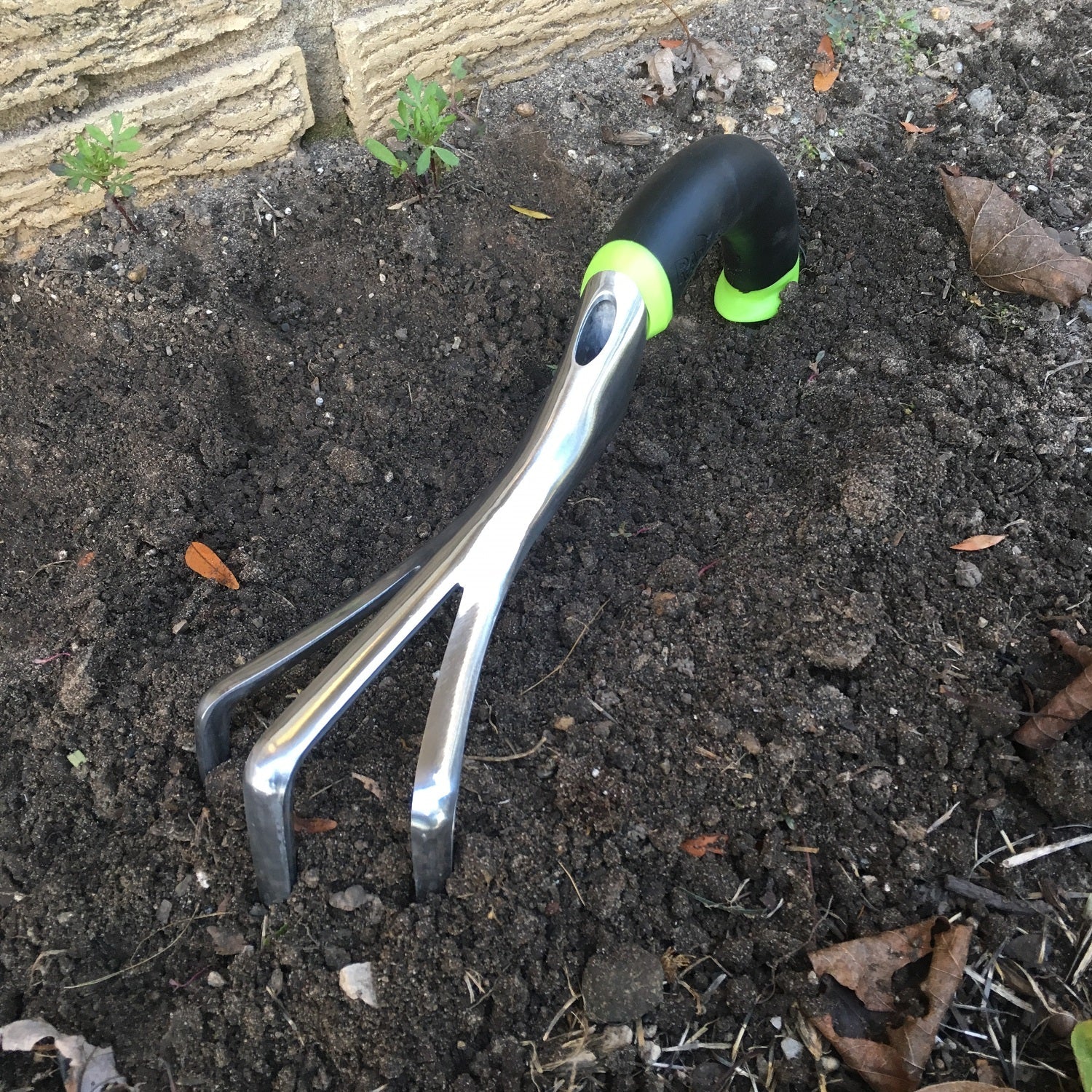 Greenhaus Gardening Hand Rake Cultivator for Weed Seedlings and Roots