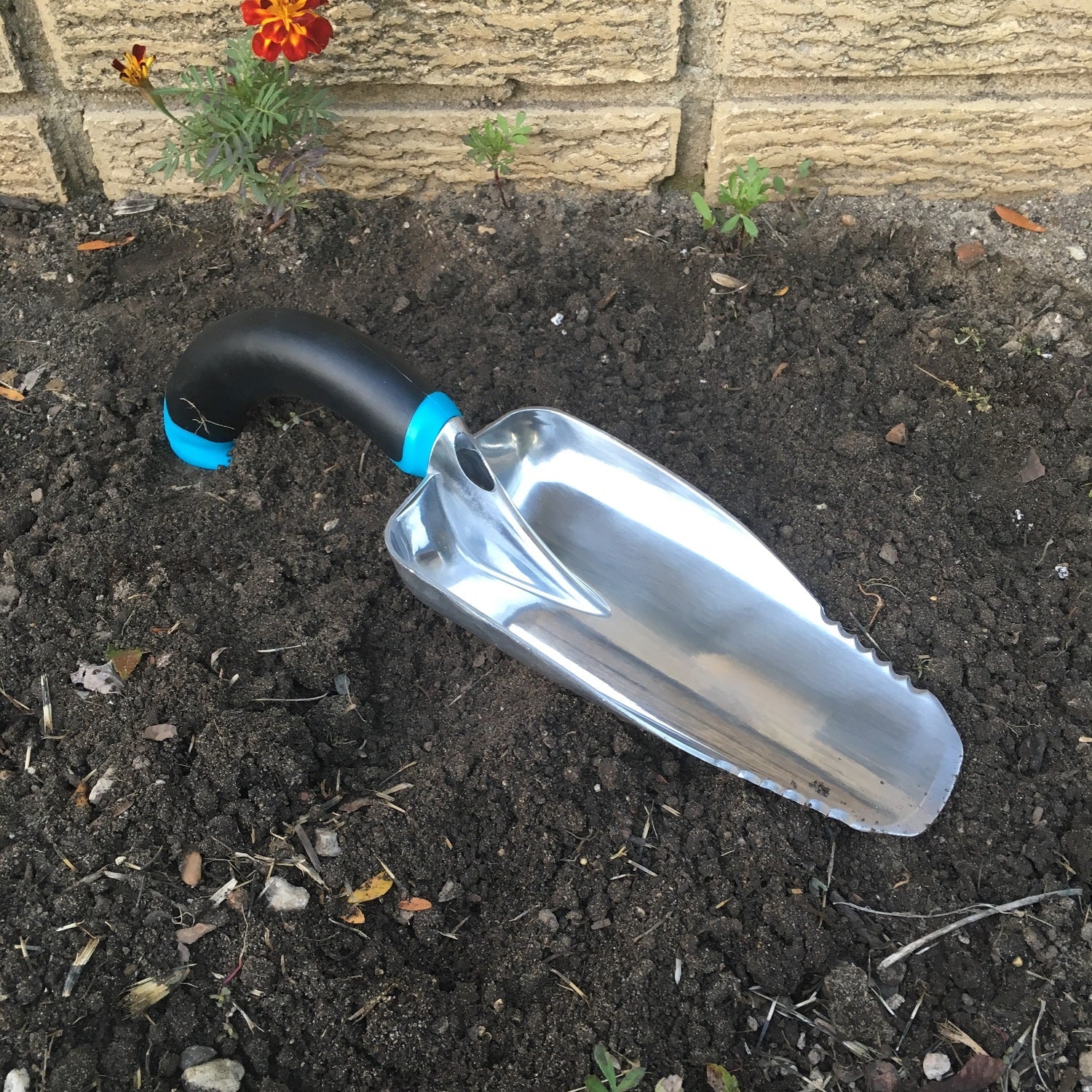 Greenhaus Gardening Ergonomic Scooper for Soil, Mulch, and Potting Mix