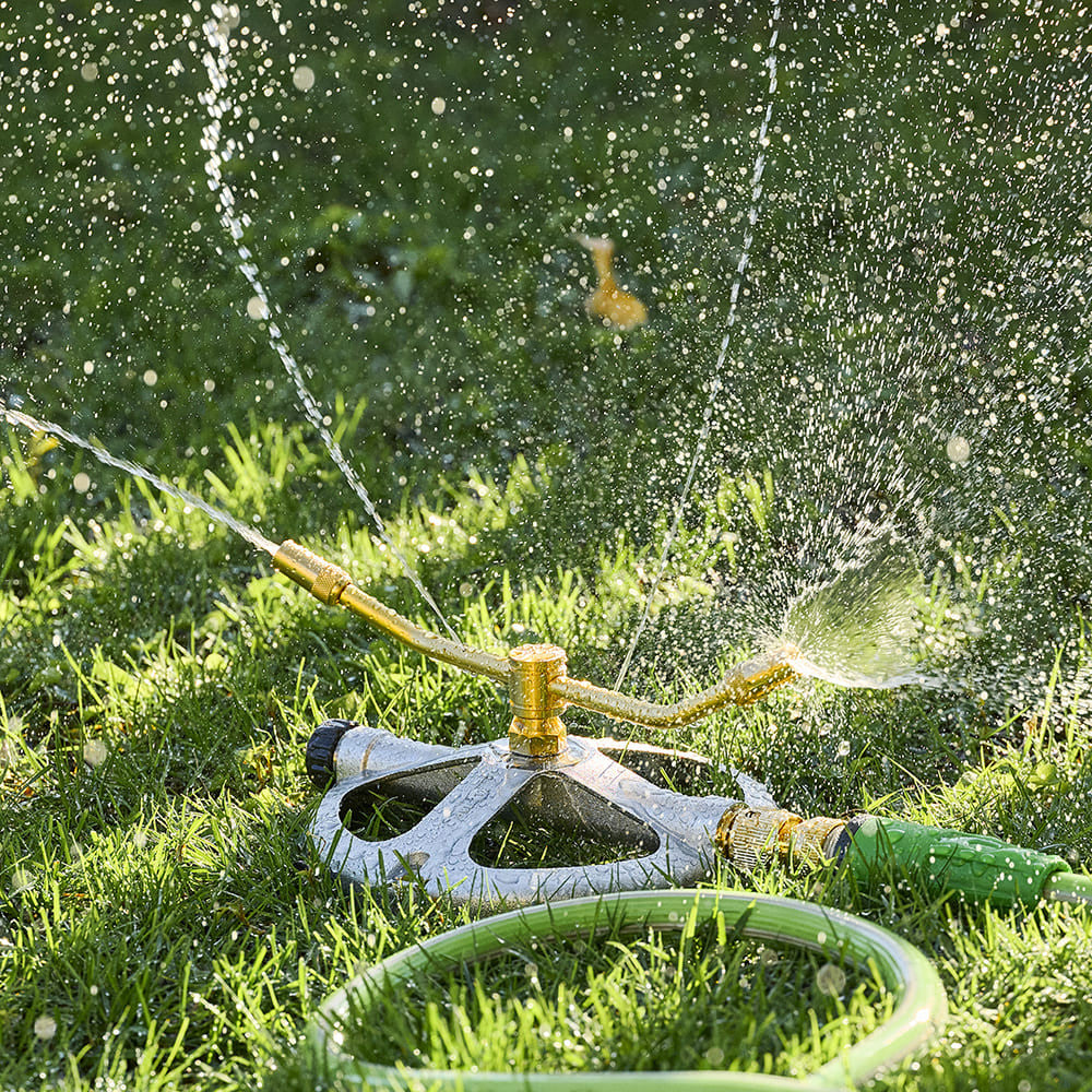 Greenhaus Gardening Steel & Brass Sprinkler – High-Coverage Irrigation